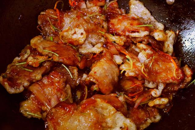 东北菜“扛把子”锅巴肉，外酥里嫩酸甜可口，就想问一句：谁反对