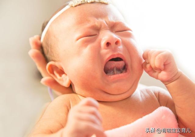 【超级宝妈】宝宝趴着玩的好处竟然这么多，这些训练方法都拿去「有啦育儿」
