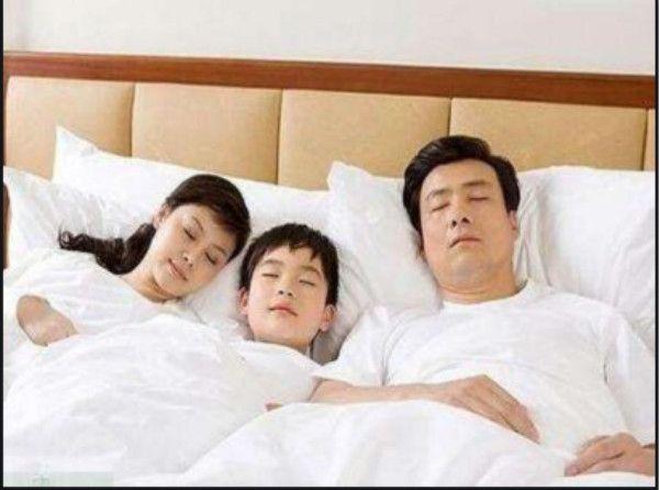 老鹰捉小鸡|“妈妈，不要让我睡小床”，面对孩子恳求的眼神妈妈应该怎么办？