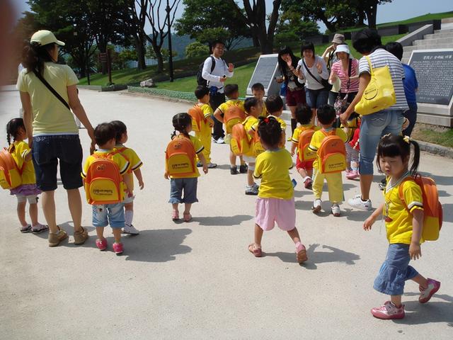 孩子上下学由谁来接送，反映了家庭不同状态？第四种家庭最幸福