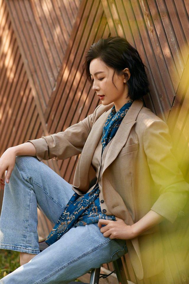 时尚探究社陈数是“知性女人代言”西服夹克搭配牛仔裤干练潇洒，高级精致