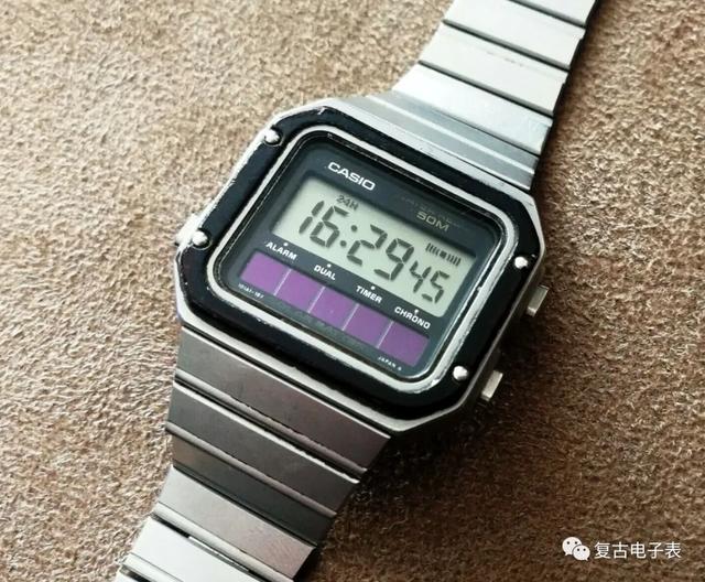 黑白电视风格的太阳能全金属方块——CASIO WS83