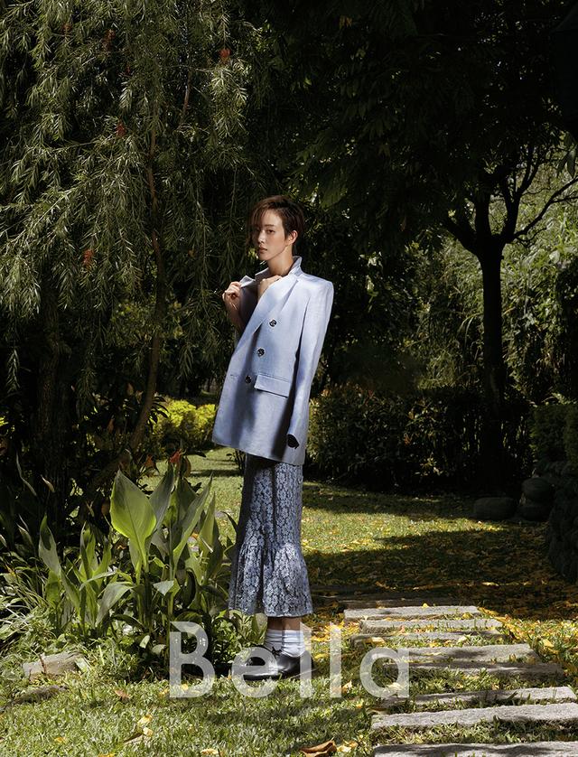 张钧甯封面大片 眼神坚毅气质清冷新华网客户端