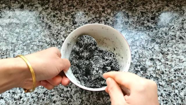 黑芝麻和面粉这样做，好吃营养还丰富，老少皆宜，制作还简单