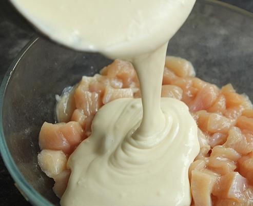 鸡胸肉做成糖醋味，酸酸甜甜，特别适合小朋友