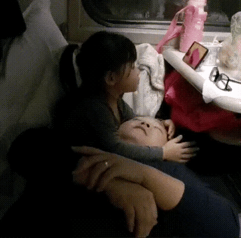 「你的育儿经」父女俩在火车上的“亲昵”行为，引起网友热议：这动作不妥