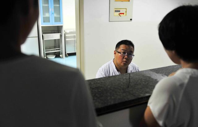 【超级宝妈】男医生为孕妈“刮毛”被拒绝，等他解释过后，护士忍不住低头偷笑