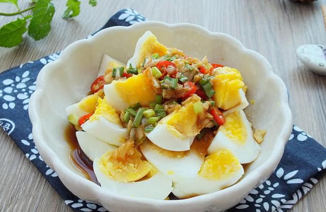 来到东北才知道，大蒜还有这吃法，跟鸡蛋一起吃，给红烧肉也不换