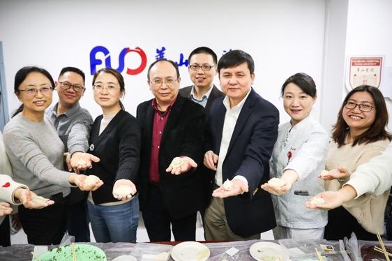 华山|小年夜华山感染进修医生迎新春，张文宏包起饺子，“今年将是中国人最团结的春节”