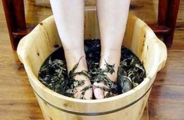 泡脚|泡脚水里加点艾草，可以祛除虚火，但这些人不适用