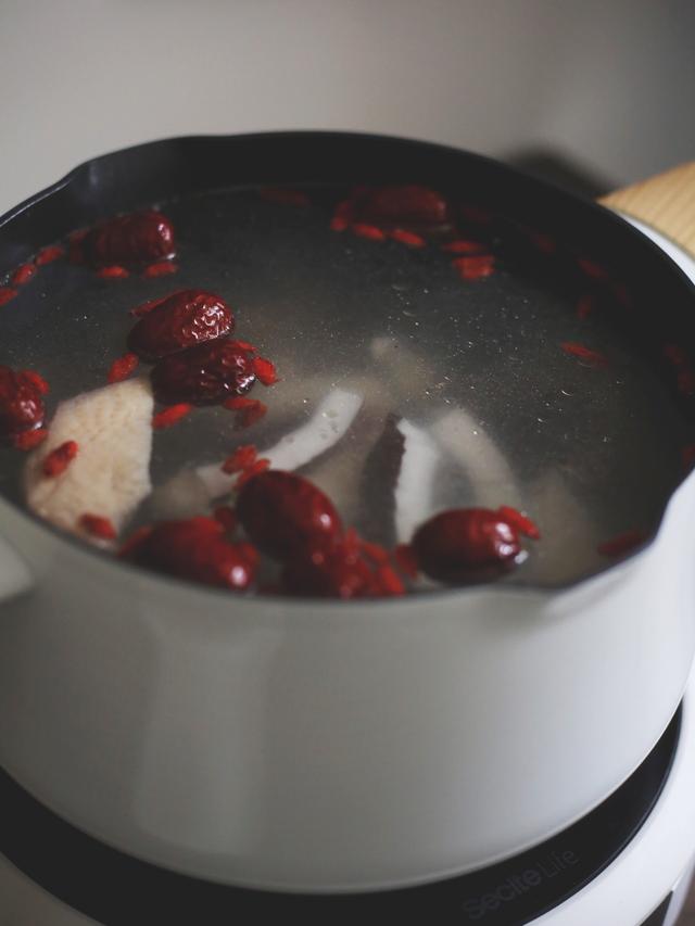 椰子炖鸡，简单上手鲜美多汁，养生又驱寒，女性朋友要常喝