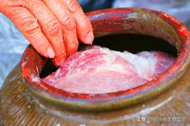 腌腊肉时，只加盐腌是错的！牢记4要点，腊肉香味浓郁，久放不坏
