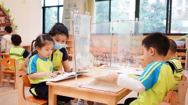 超级宝妈@挡飞沫不挡视线，天心幼儿园将隔离膜“透明化”