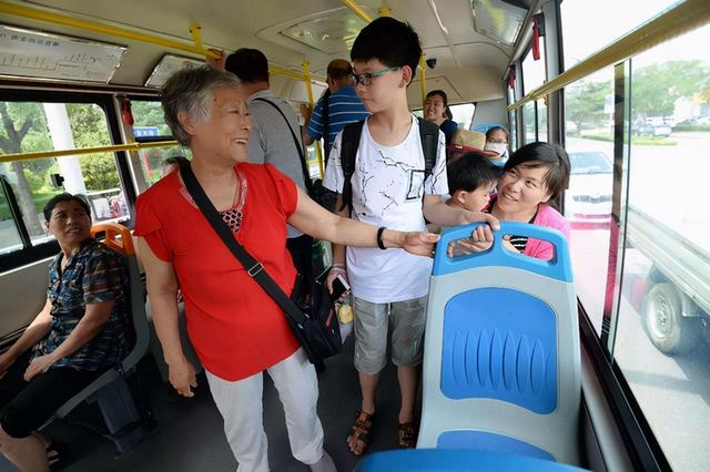 孩子乳名太霸气，妈妈招呼孩子上车，吸引了一车人的目光