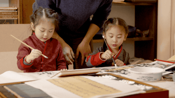 [你的育儿经]美翻了！老爸把女儿画进国画，一天创作10小时，人民日报都在转发
