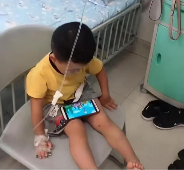 “最懒奶爸”陪娃输液，独自“霸占”病床睡觉，儿子站在一旁傻眼