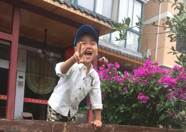 你的育儿经■来看看！行知幼儿园这个会画画的小男孩在画什么？