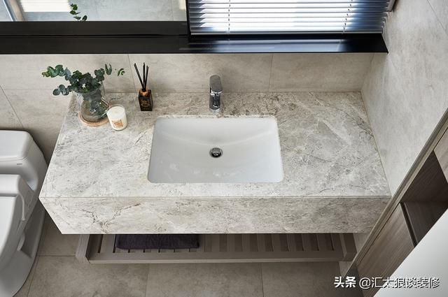 水泥墙配木色家具，看似朴素简单，实则纯净高级，氛围超让人放松