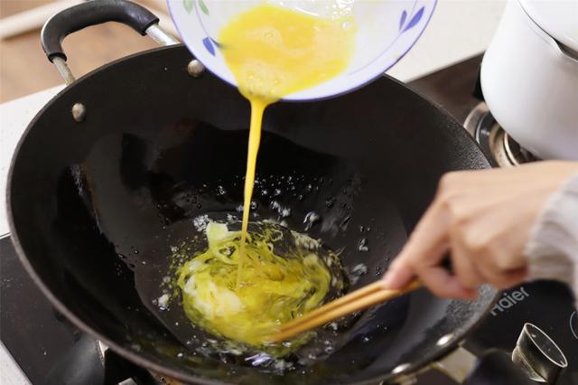 做蛋炒饭，记得“软炒”鸡蛋，每一勺米里都有蛋花，松软颗粒分明