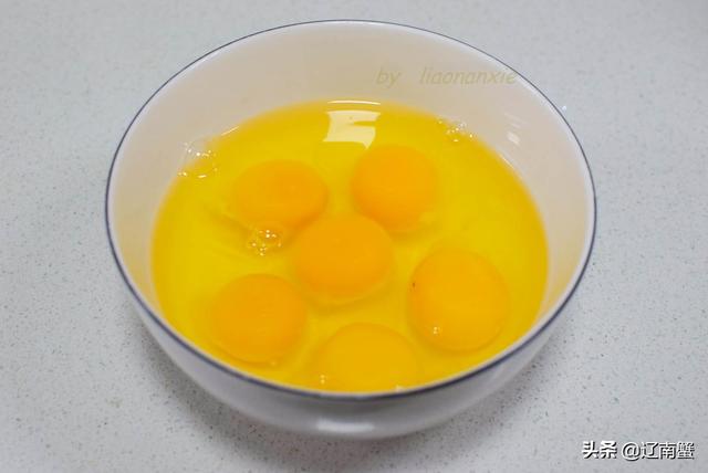 老妈做的素三鲜饺子，看着不起眼，隔几天不吃就会想