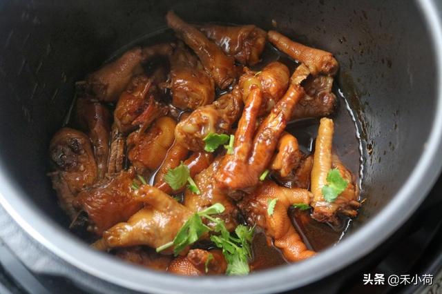 鸡爪最香的做法，连锅都想吃了，酱香浓郁，一次两斤不够吃