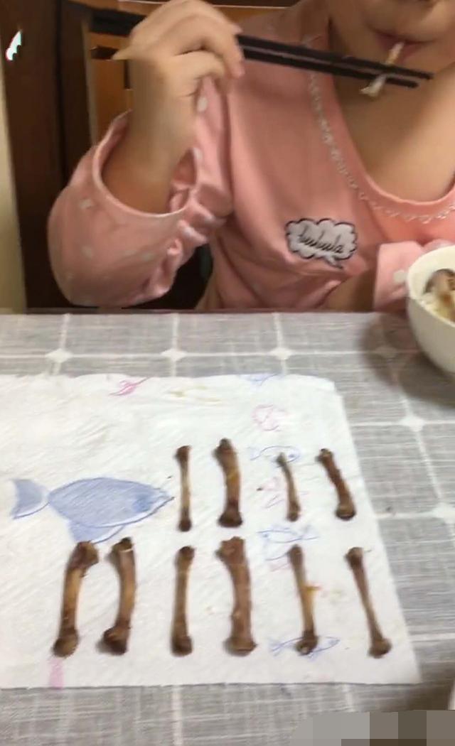 「你的育儿经」女儿吃鸡肉要把骨头摆整齐，网友：这是病！妈妈得知不淡定了