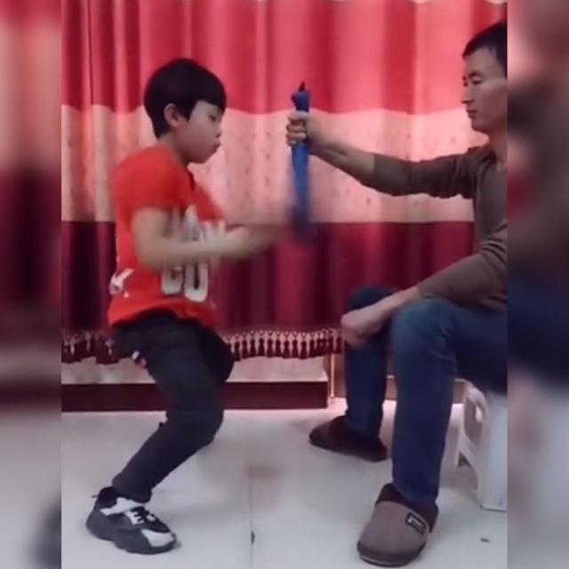 亲亲一家人|萌娃练习出拳速度，两只手像汽车上的双缸活塞，网友：确实好牛啊