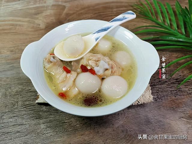鸡汤芋圆，芋圆无馅无糖，软糯Q弹，一碗下肚暖胃暖身