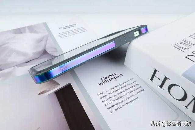 用决色潮流保护壳，装扮你的苹果12 Pro手机