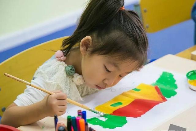 “爱打扮”的妈妈，和“不打扮”的妈妈，带出来的孩子有啥差距？