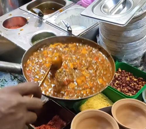 印度人做了份当地美食，室友抢着吃，网友：难道和网上的不一样？