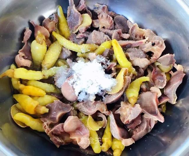 家庭版爆炒鸡胗的做法来了！鸡胗又脆又爽口，特别有嚼劲，超下饭哟