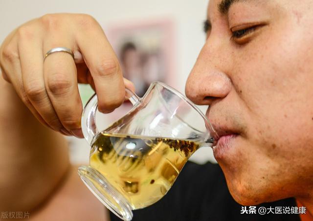 痛风喝酒吃肉行不行？林先生的真实经历来证明，肾病中医有何建议