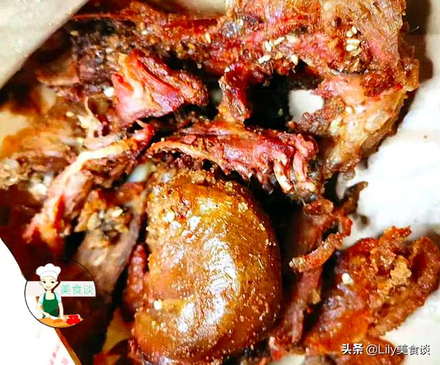 吃烤鸭时，店员问：鸭架煲汤还是做椒盐？别犹豫，果断回答2个字