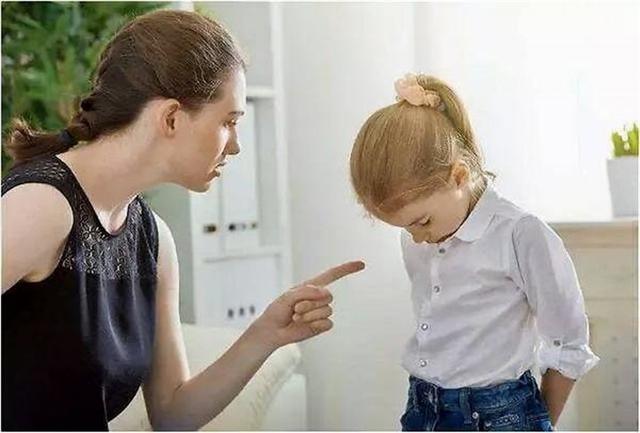 超级宝妈:如何教育哭闹中的孩子,霍思燕的做法令人称赞,赶快学习一下
