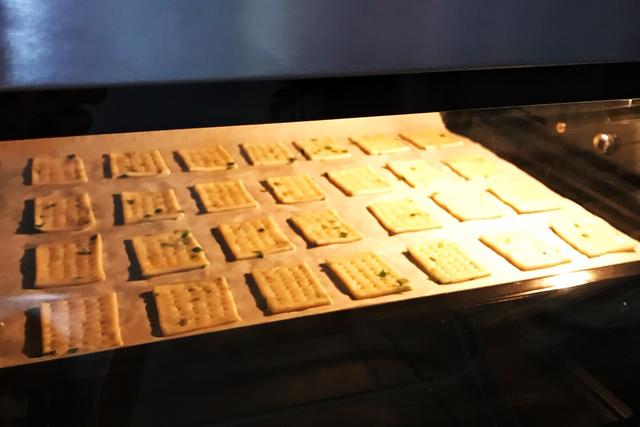 童年记忆，葱香苏打饼干，在家完美复刻，做好不硬酥到掉渣