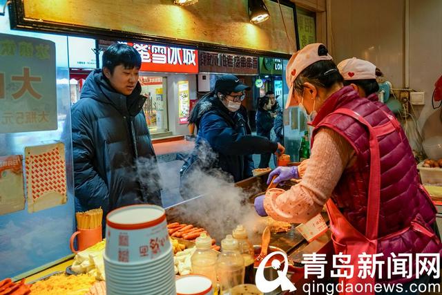 台东夜市 热气腾腾的小吃为人们驱除寒冷带来快乐