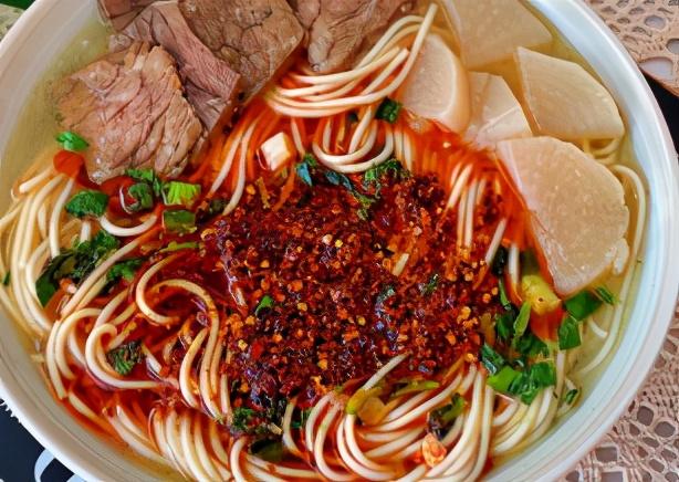 天冷了，来一碗热腾腾的家庭版牛肉面，暖心又暖胃，肉多汤鲜！爽