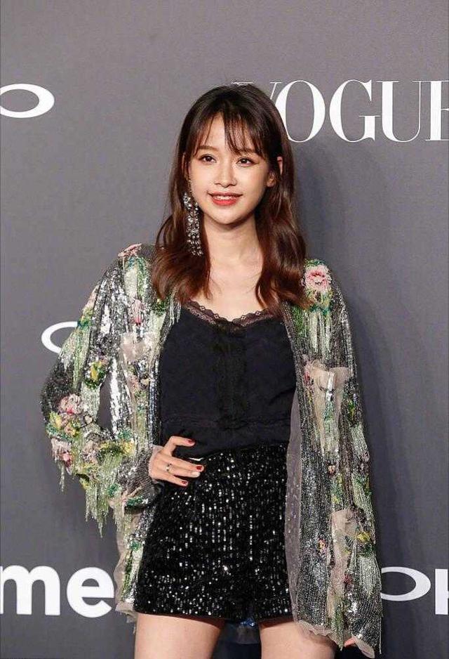 最时尚孙怡也太会穿了,亮片外套内搭黑色吊带上衣清新甜美,少女感十足