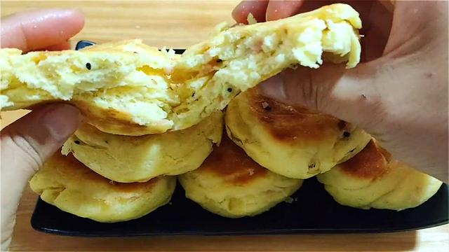 玉米面饼这样做，加多一种材料，口感丰富，吃着蓬松柔软，真香