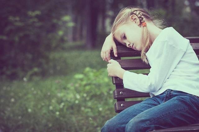 [你的育儿经]“你太笨了！”一句话孩子就伤心？孩子玻璃心，跟家庭氛围有关