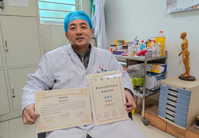 这医生每天脚绑4公斤沙袋上班，西医从业廿载又攻读中医博士