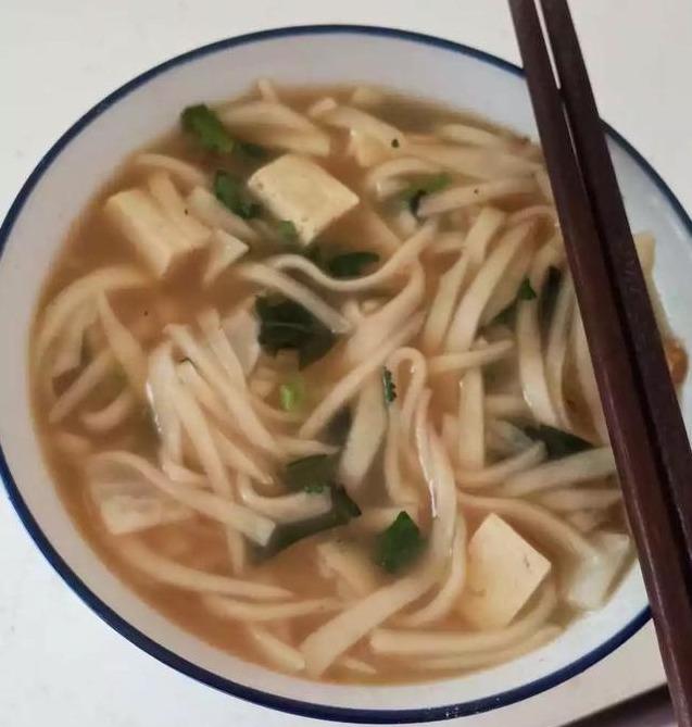 [超级宝妈]产妇晒图：婆婆做的丰盛月子餐！网友：羡慕，我的月子餐难以下咽