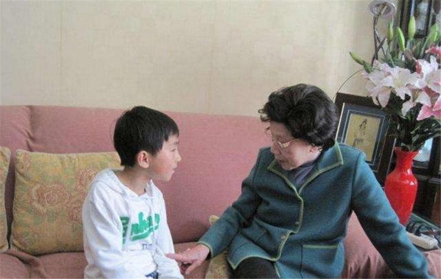 「你的育儿经」“奶奶又来假装带娃了”，饭桌上孙子语出伤人，奶奶尴尬宝妈沉默