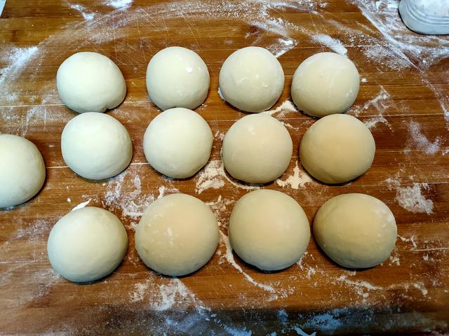 冬天蒸馒头，一次醒发可不够，牢记“三次醒发”，暄软好吃有嚼劲