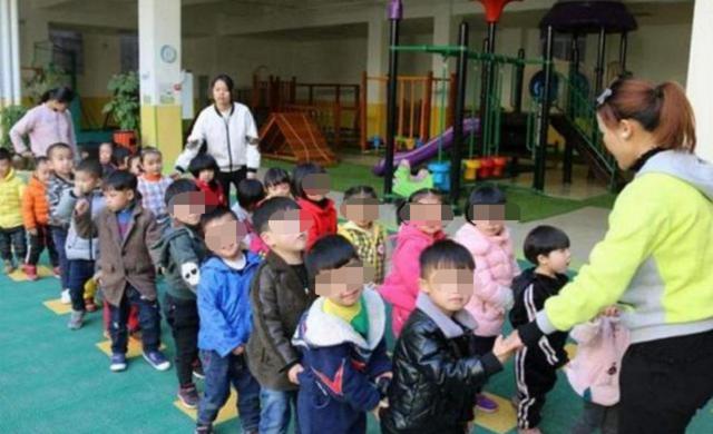 「超级宝妈」幼儿园老师怀孕，家长提议送车遭怒怼：你咋不送别墅呢，马屁精