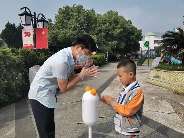 超级宝妈▲宁波幼儿园萌娃们开学啦！独自入园、测温、一米距…开心有序！