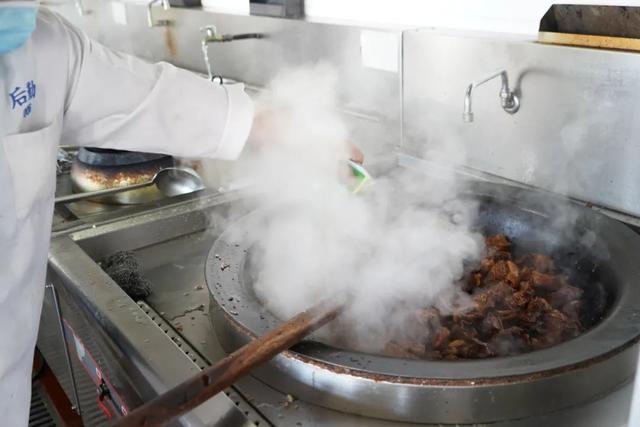 羊肉|在嘉过年：教你做红烧山羊肉