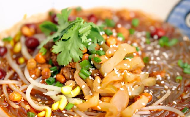 3分钟就能学会，欲罢不能的酸辣粉，秒杀街边小吃店