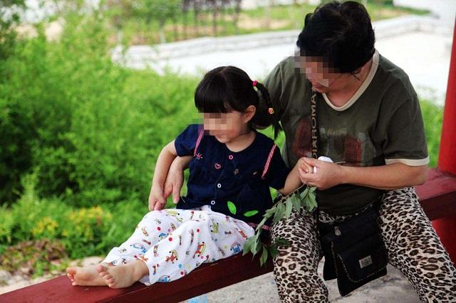 【你的育儿经】奶奶给9岁孙子喂饭，只为让孩子安心玩游戏，隔代亲是爱还是碍？
